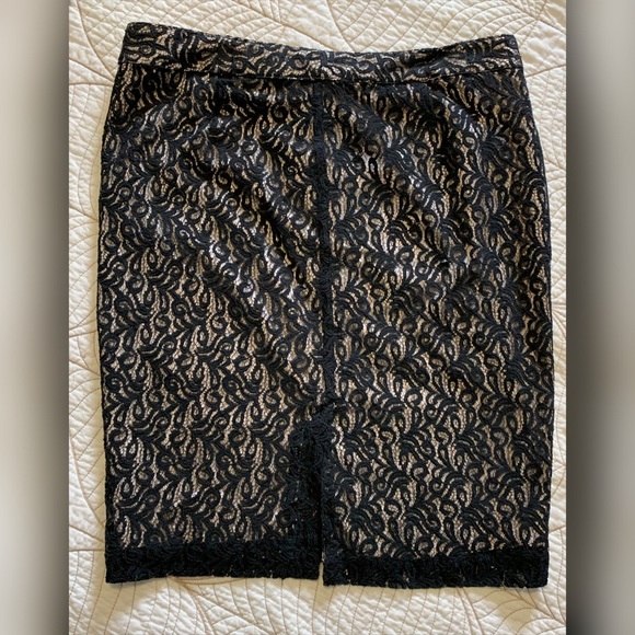 Gorgeous skirt with lace overlay - Picture 2 of 4